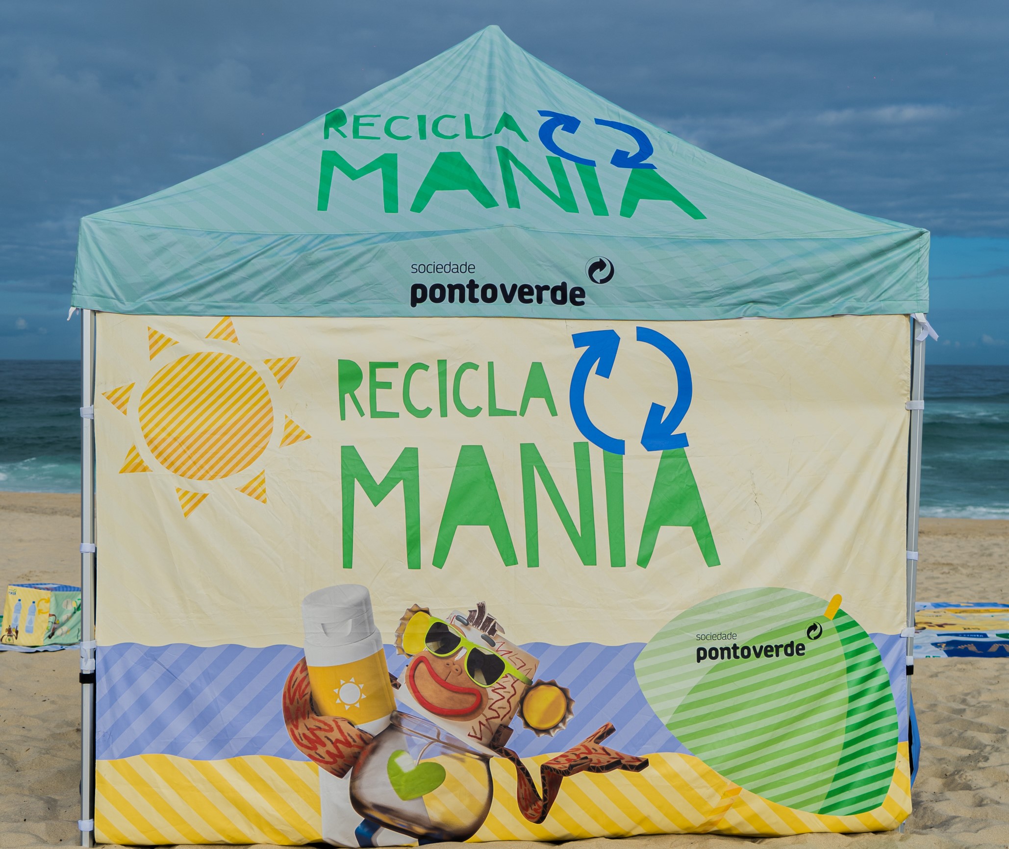 Jogo de tabuleiro gigante nas praias ensina a reciclar
