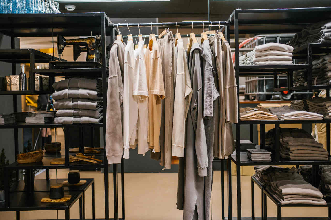 roupa tingida com desperdício de azeitona